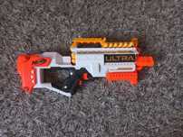 Duży pistolet nerf