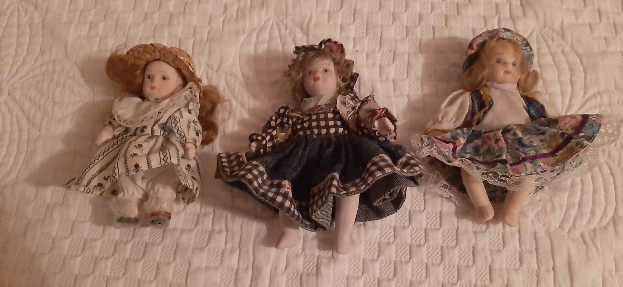 3 mini bonecas com cara e membros em porcelana