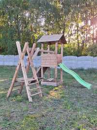 Plac zabaw dla dzieci, drewniany domek dla dzieci