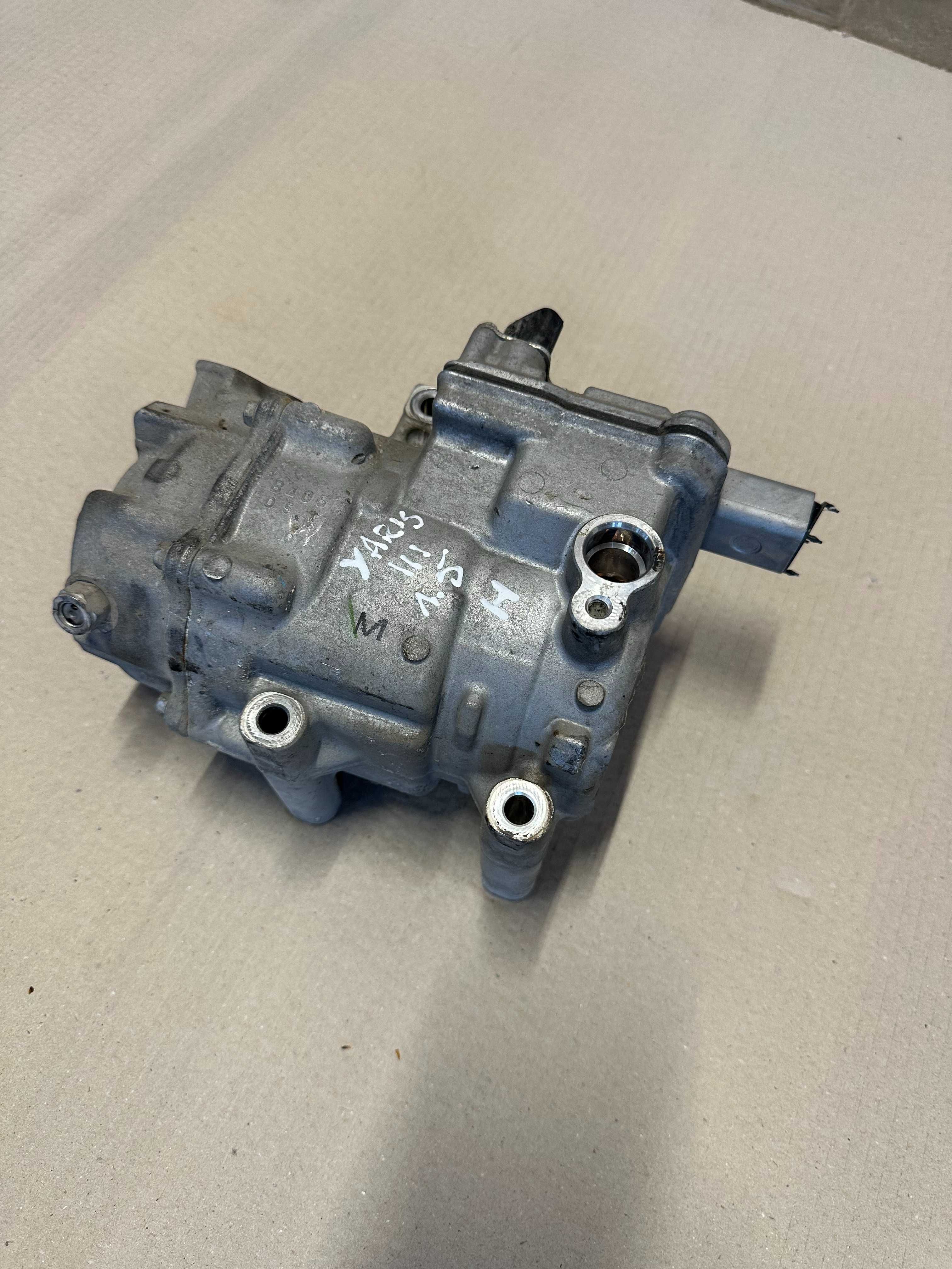 Toyota Yaris III 11-17 Kompresor Sprężarka klimatyzacji 1.5 Hybryda
