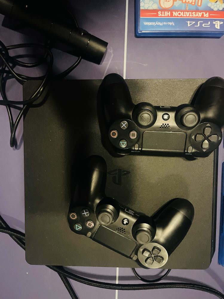 Play station 4, 13 gier na plytach plus na wbudowanej pamieci