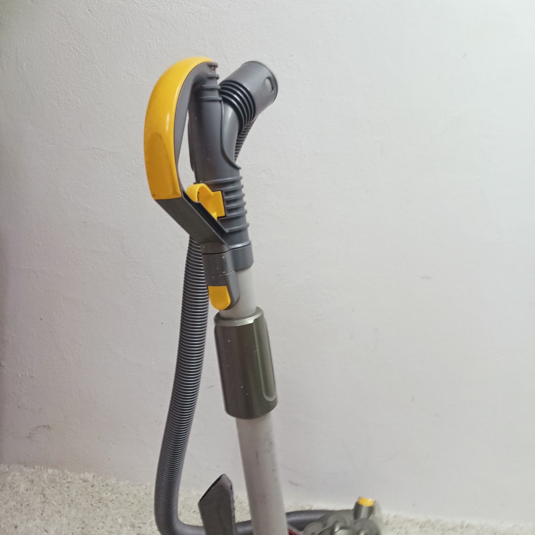 DYSON, odkurzacz bezworkowy DC08.
