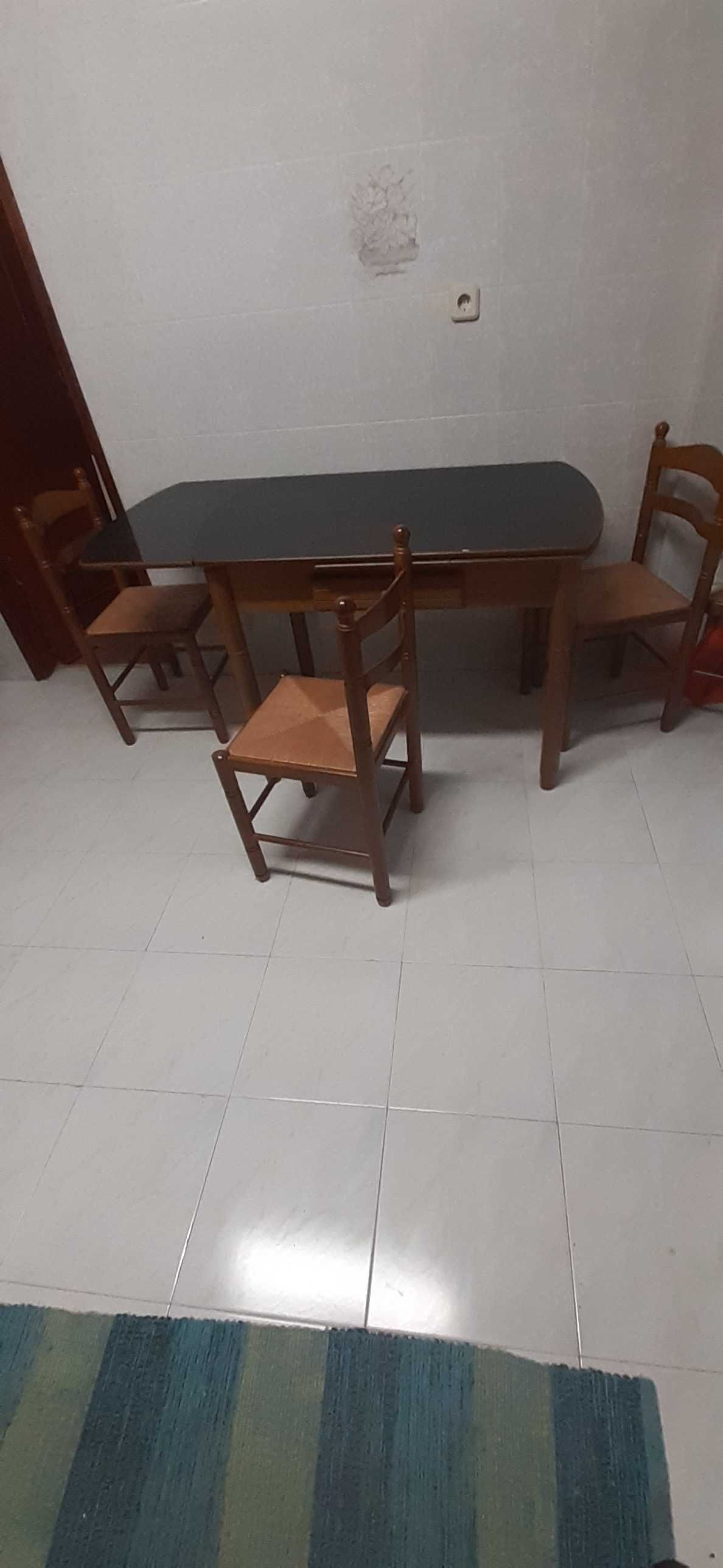 Mesa de cozinha c/ tampo a imitar granito preto gaveta e 4 cadeiras.