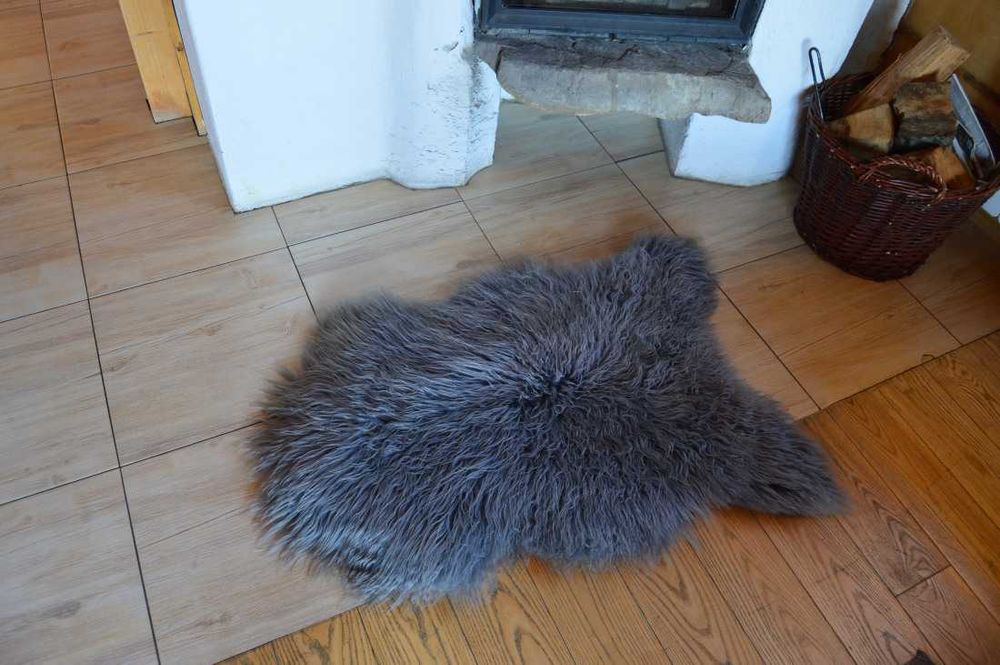 Dywanik Skóra Owcza Szara Kręcony Włos Naturalne Skóry Garbarnia