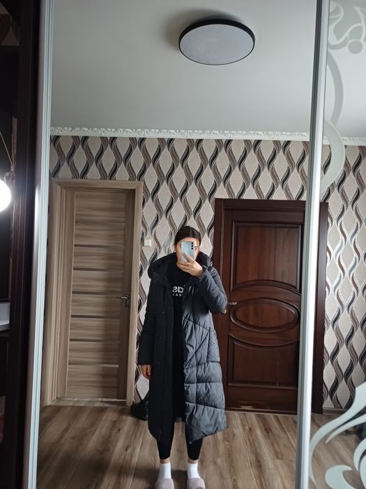 Довгий зимовий пуховик