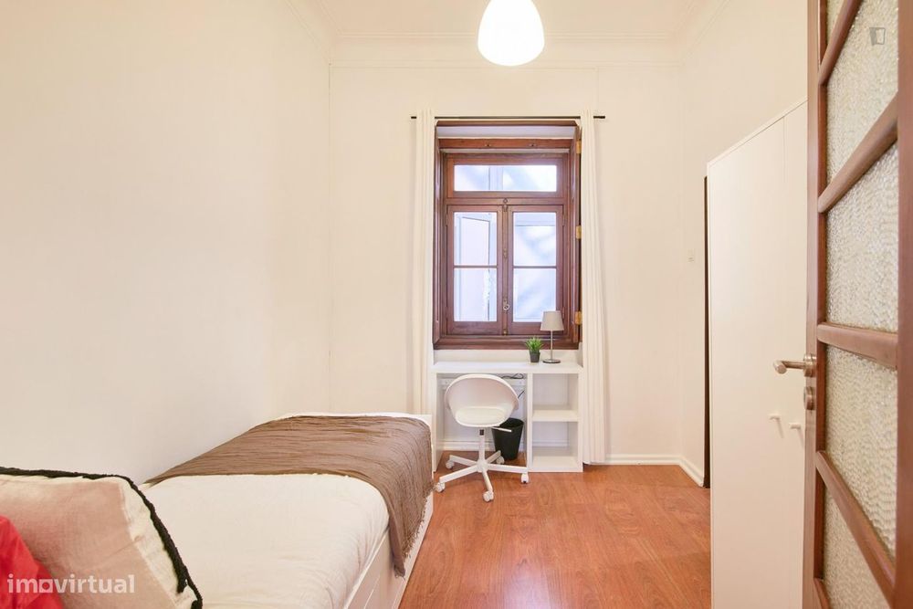 768678 - Quarto com cama de solteiro, com casa...