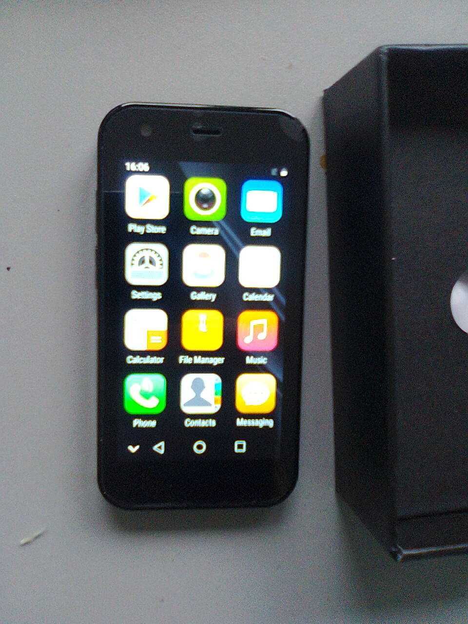 Mini smartfon 2 /16 GB pamięci czarny