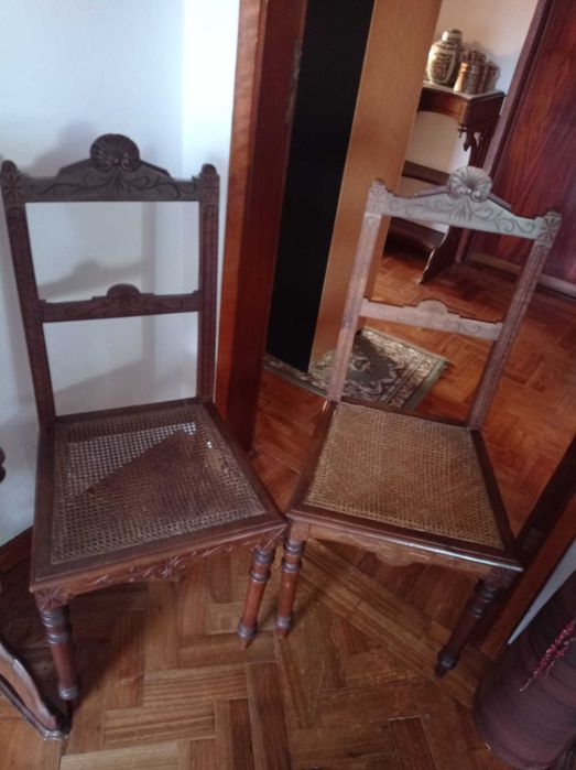 Cadeiras de palhinha e espelho