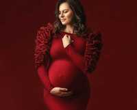 Czerwona sukienka syrenka do sesji ciążowej z falbankami