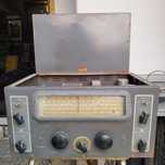 Recetor de radio muito antigo dos anos 40, a válvulas.