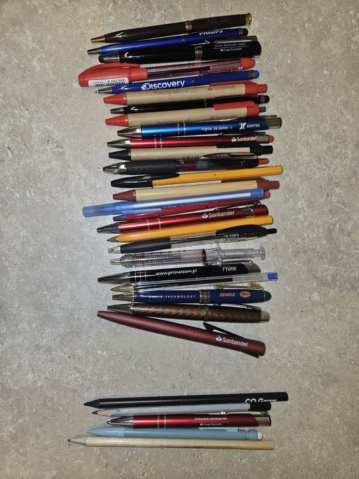 25 długopisów i 5 ołówków