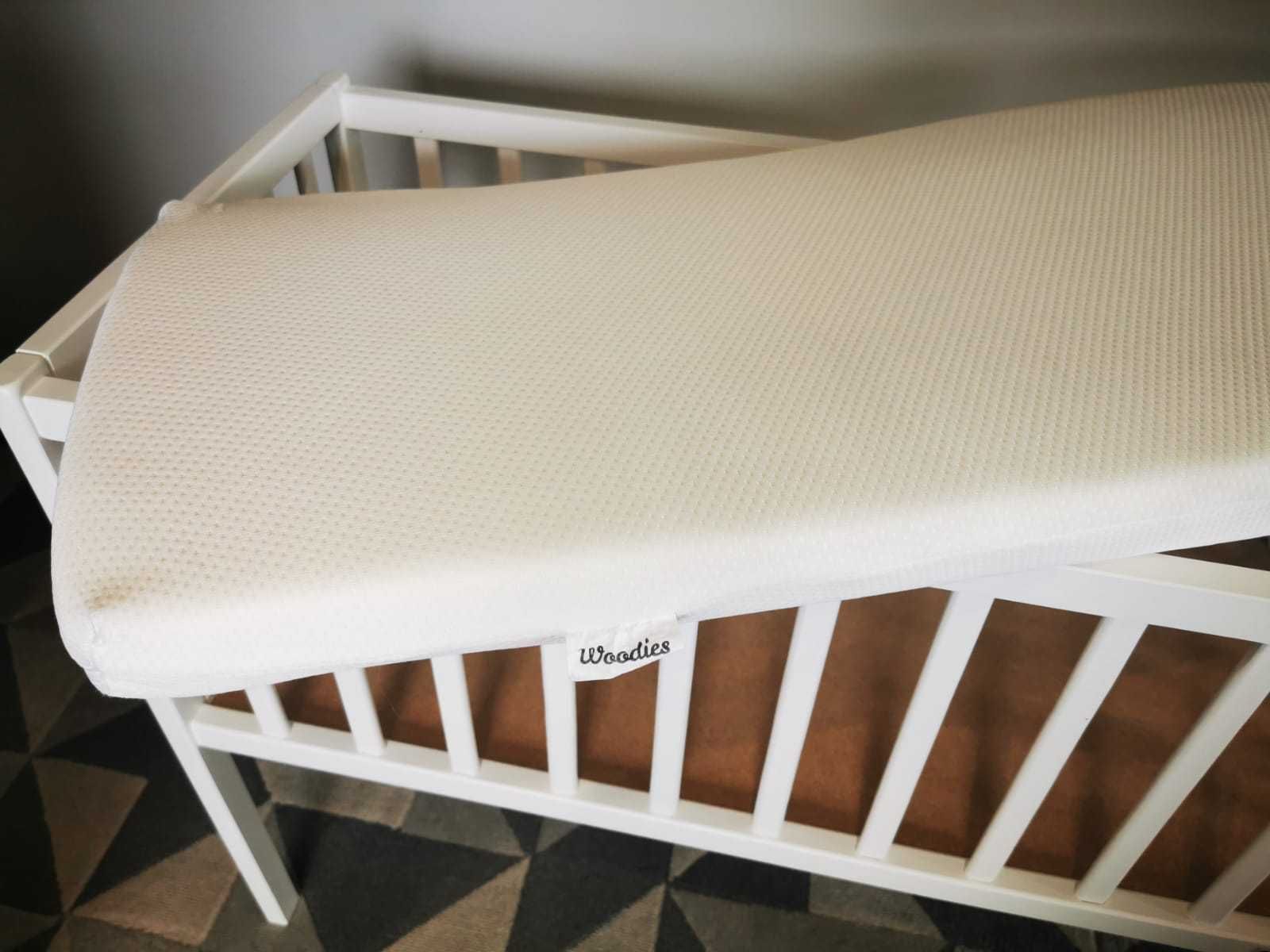 Małe łóżeczko bedside crib Woodies białe 40x90 z materacem