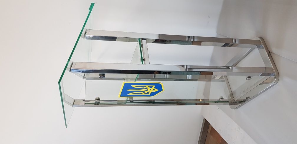 Сучасна трибуна кафедра з гербом України