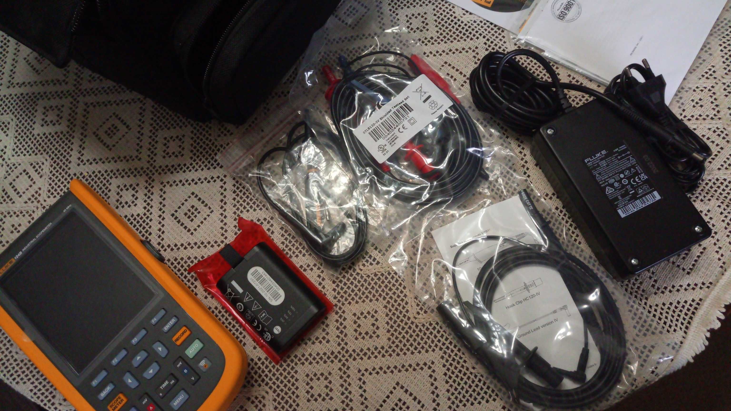Osciloscópio portátil Fluke 124B Novo com  EXTRAS
