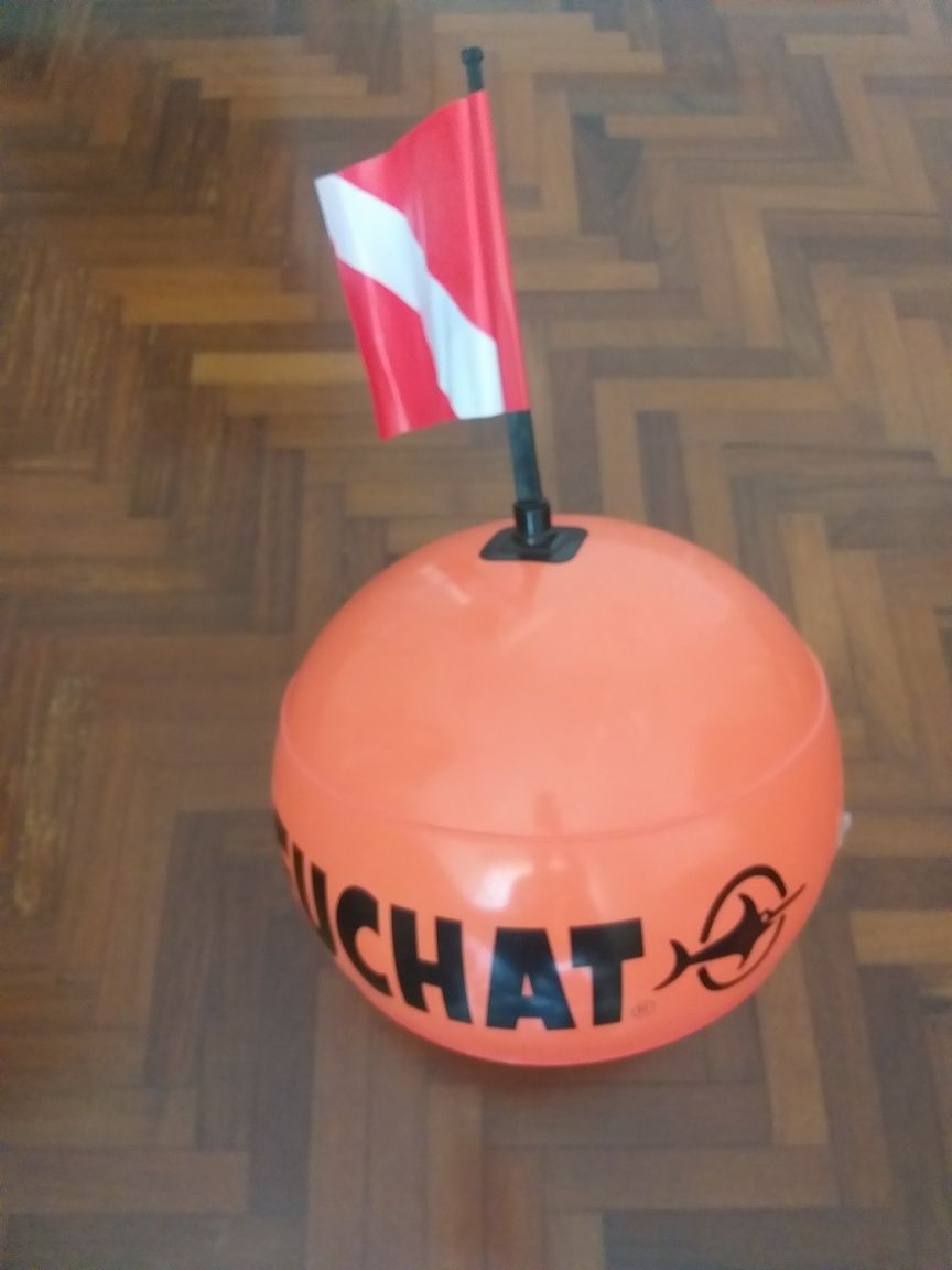 Bóia redonda Beuchat de caça submarina com bandeira