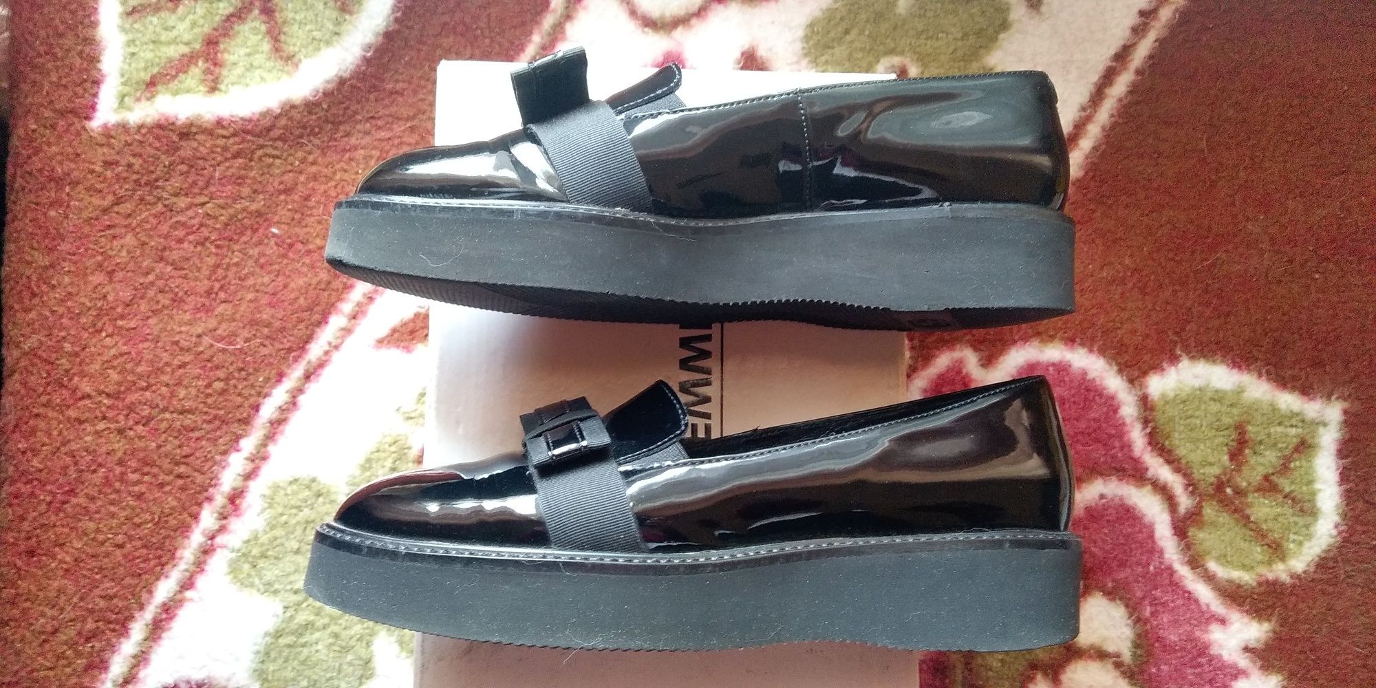 Продам женские кожаные лакированные туфли Solo Femme