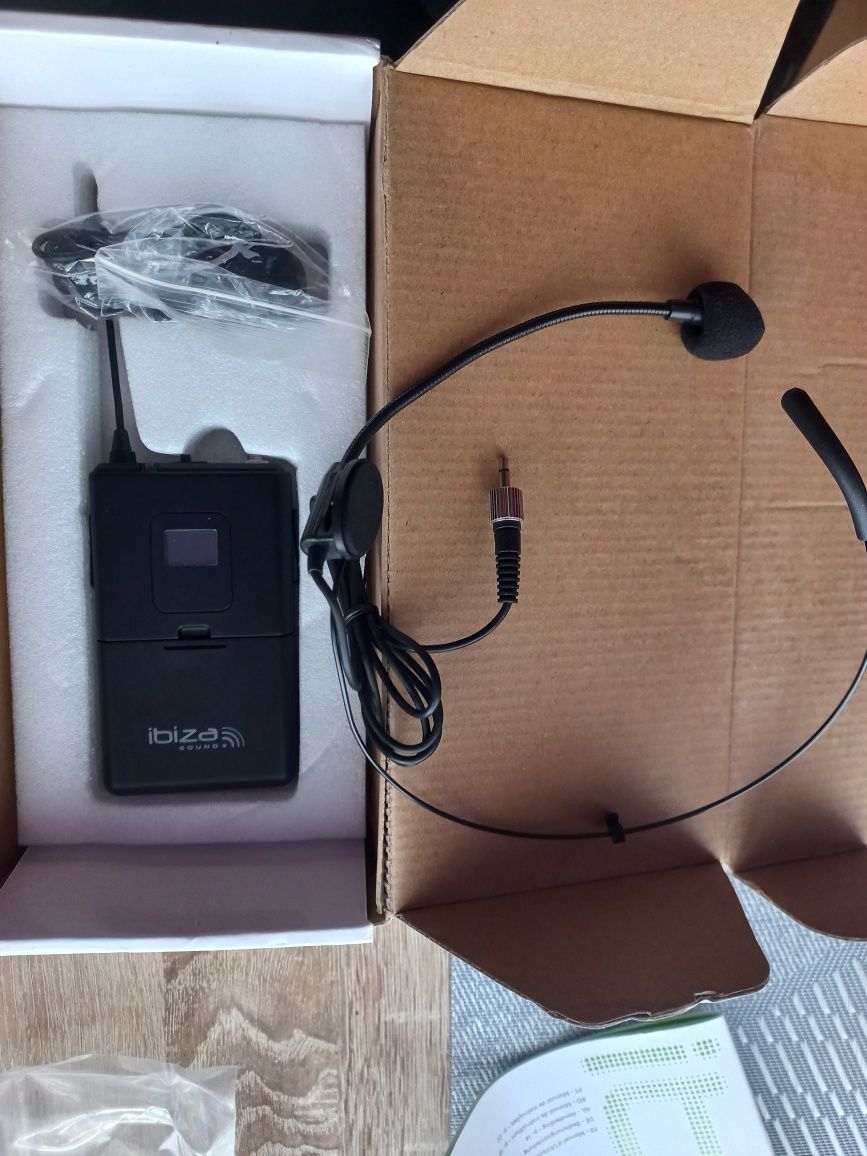Nadajnik UHF z zestawem nagłownym i mikrofonem krawatowym 864,9 MHz.