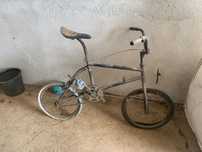 Bmx antiga com afazeres