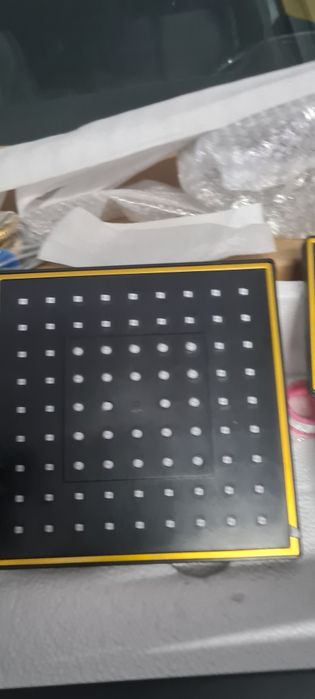 Conjunto de chuveiro, com acabamento em preto e dourado.