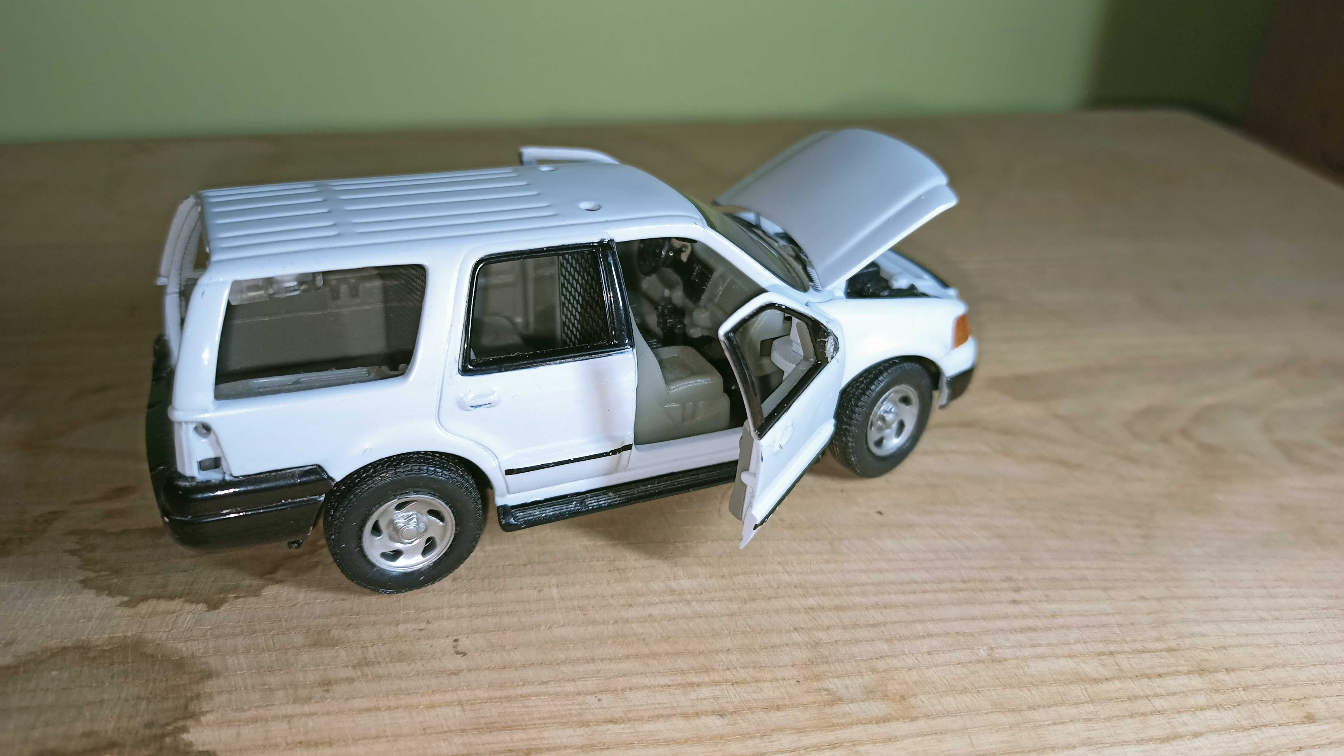 Ford Expedition  2003 (Gearbox)  1/43 машинка