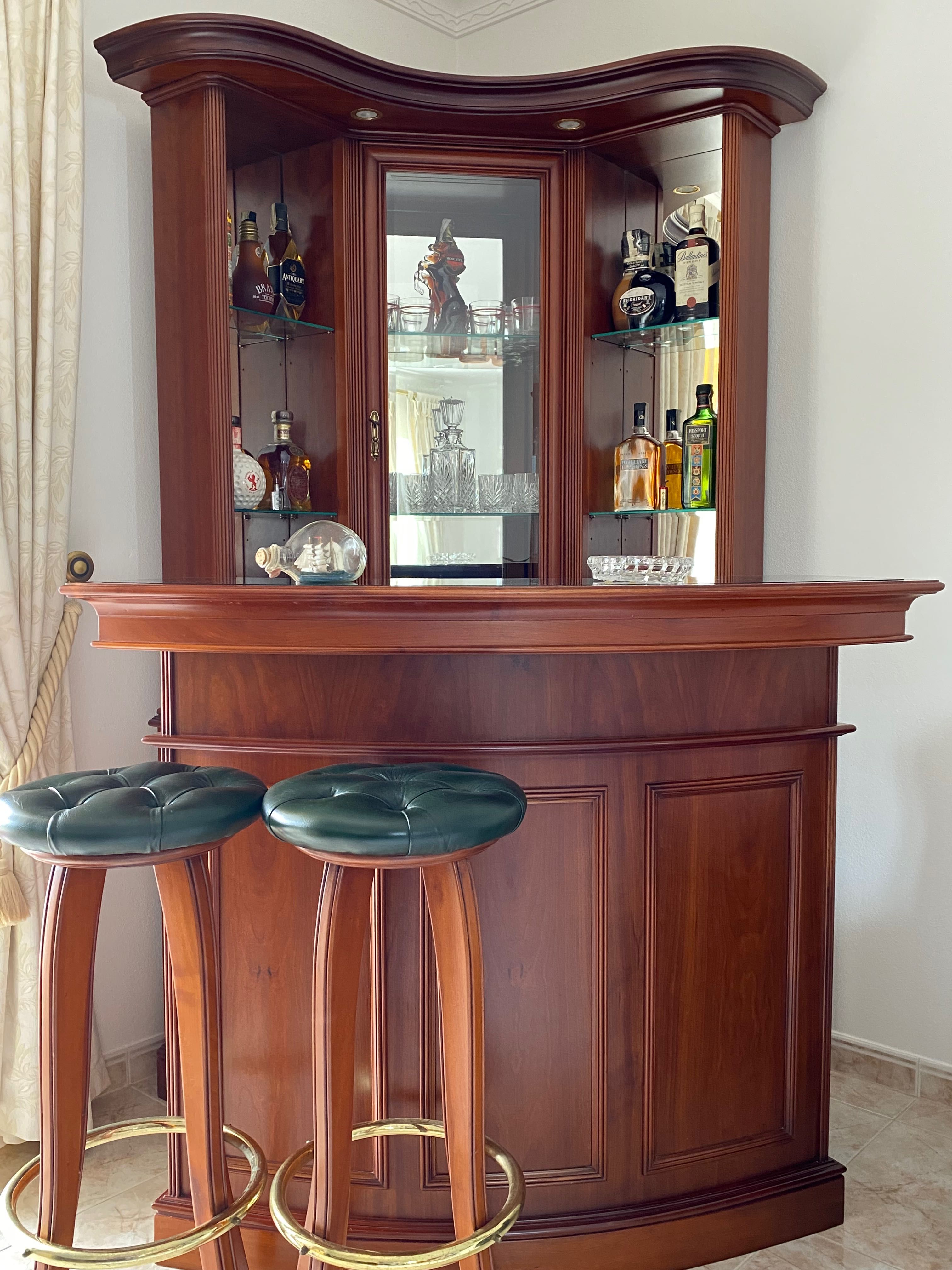 Bar com balcão e 2 bancos