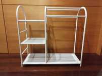 Móvel branco de metal para casa de banho