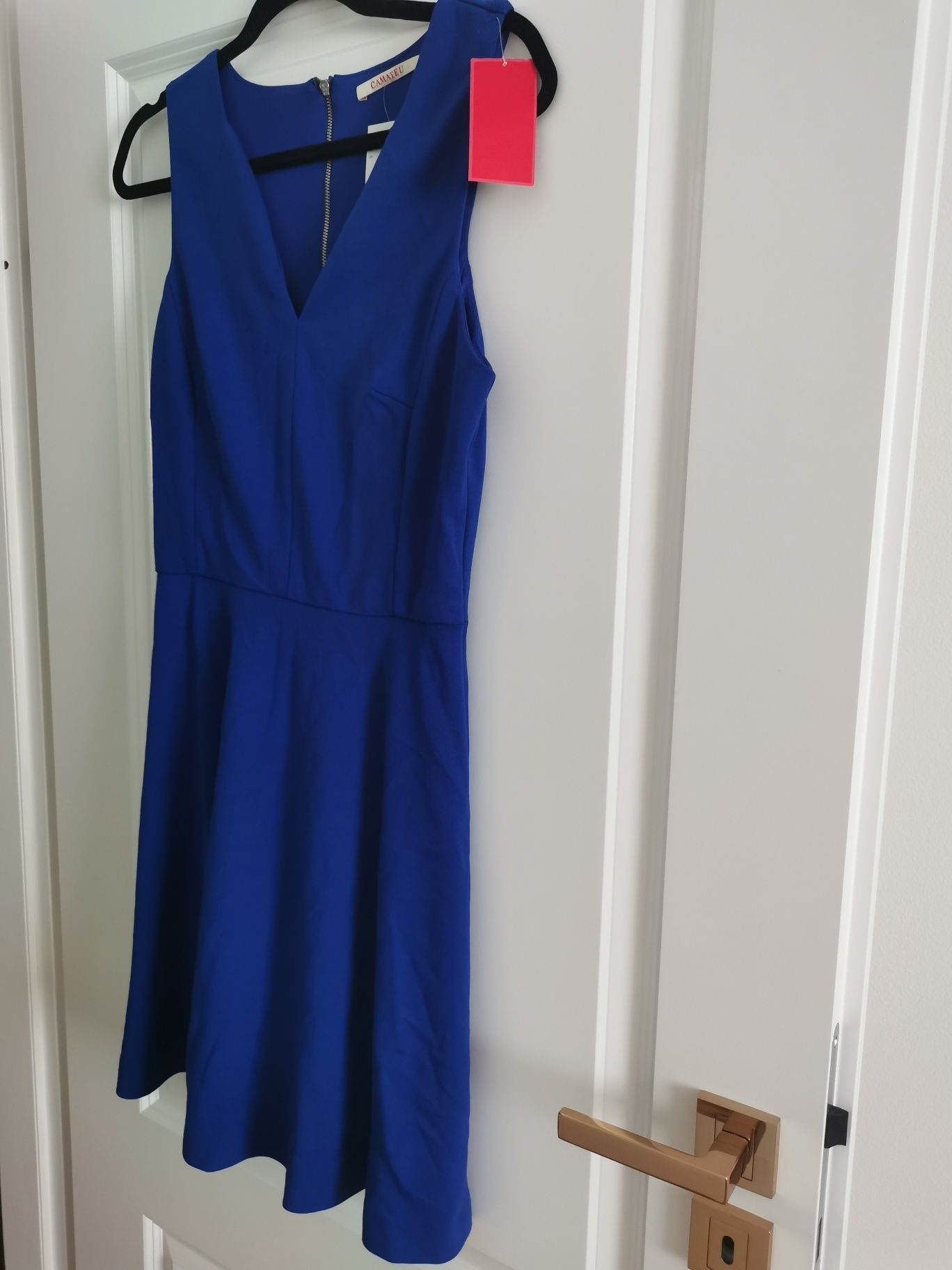 Ciemnoniebieska sukienka