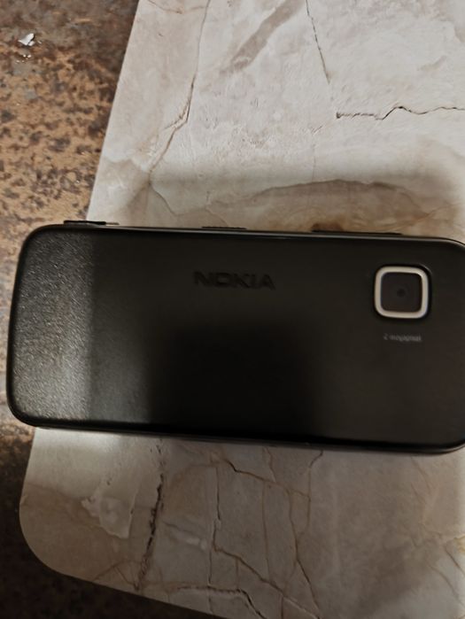 Komórka Nokia 5230 z ładowarką.