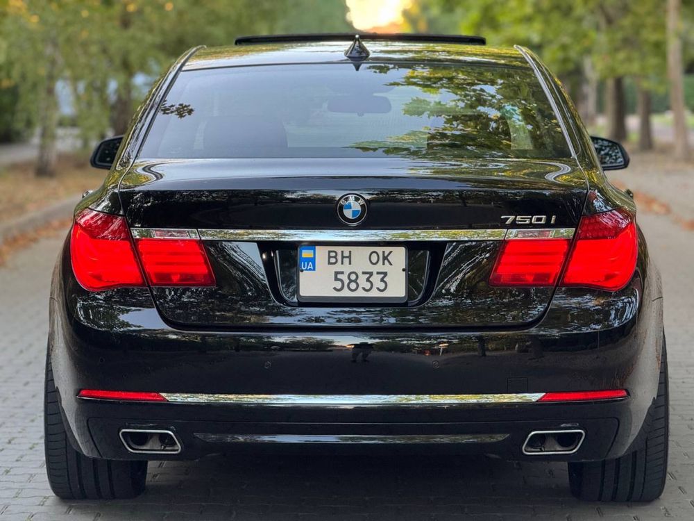 BMW 750i 2014 год выпуска в хорошем состоянии