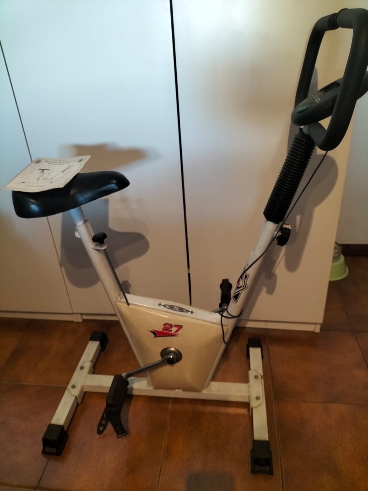 Bicicleta estática, colchão e aparelho