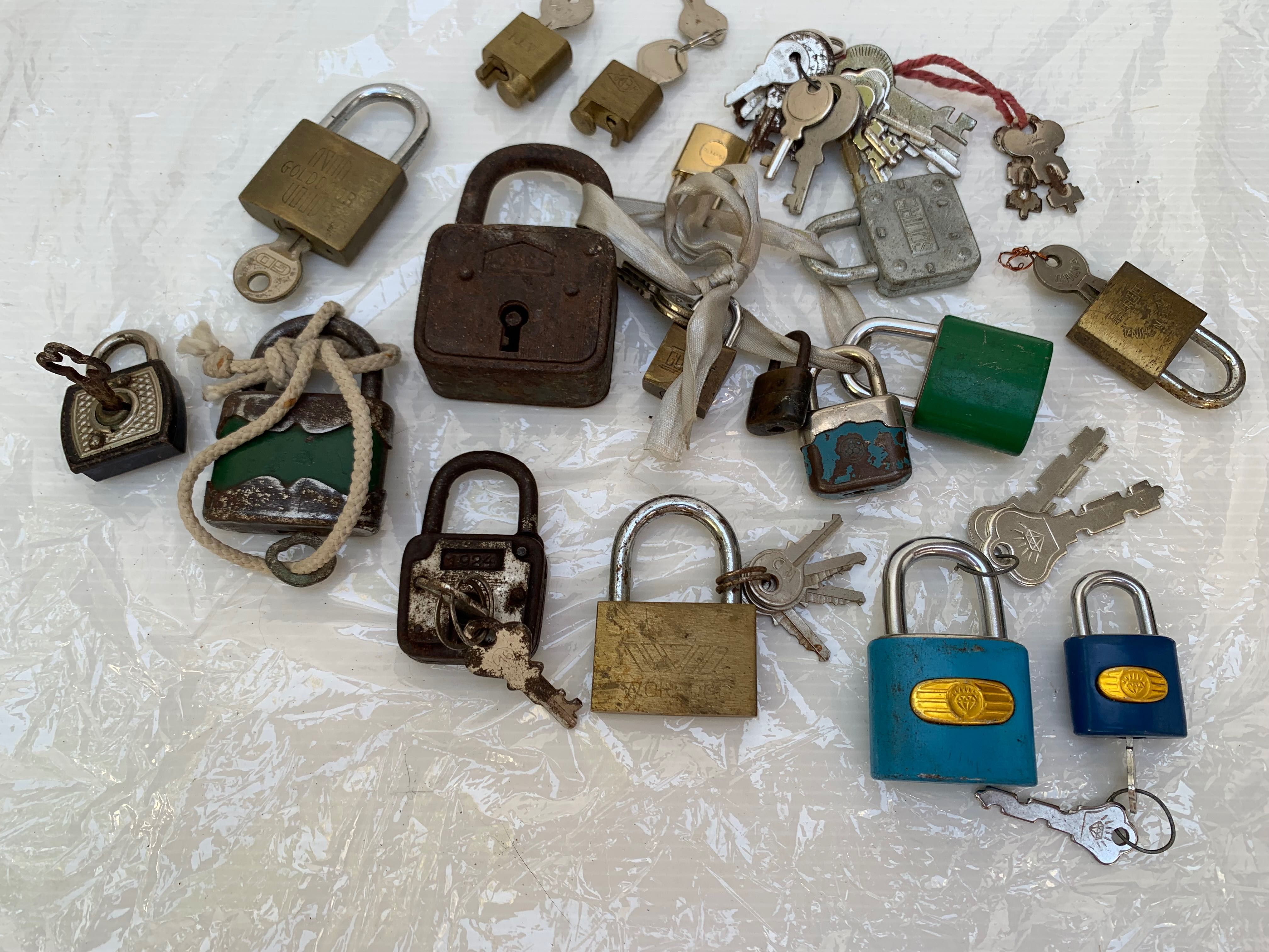 Lote com cadeados antigos e recentes