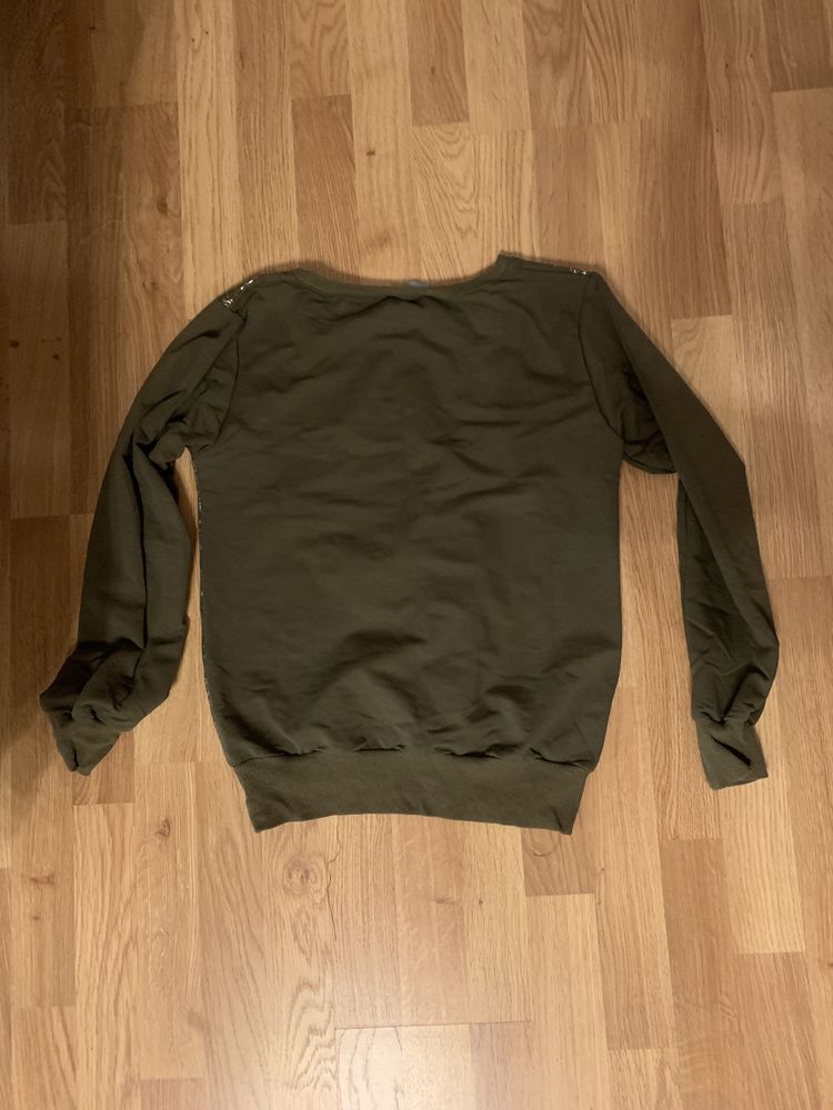 Zielona/khaki bluza ze srebrnym elementem