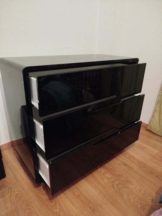 Vendo Cómoda e Roupeiro preto