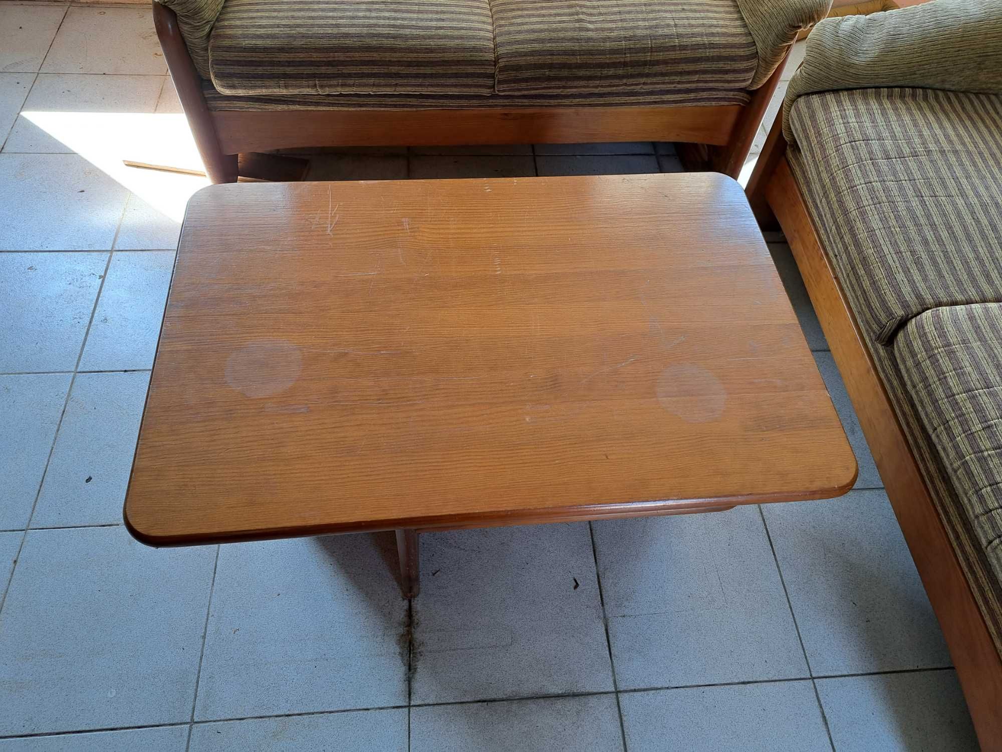 2 sofás com mesa de centro