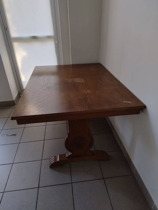 Drewniany duży stół