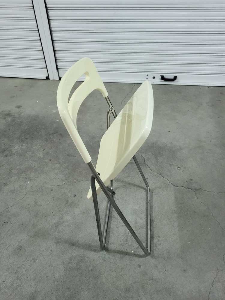 Cadeira de Plástico e Metal