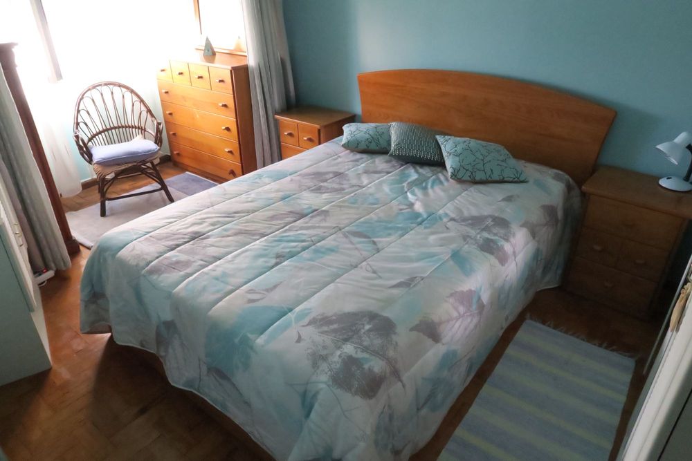 Mobília de quarto em Pinho