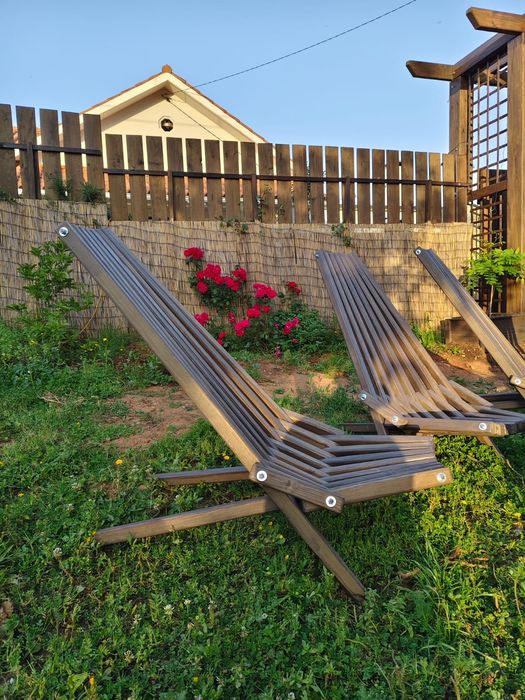 2 espreguiçadeiras e 1 mesa de apoio dobráveis