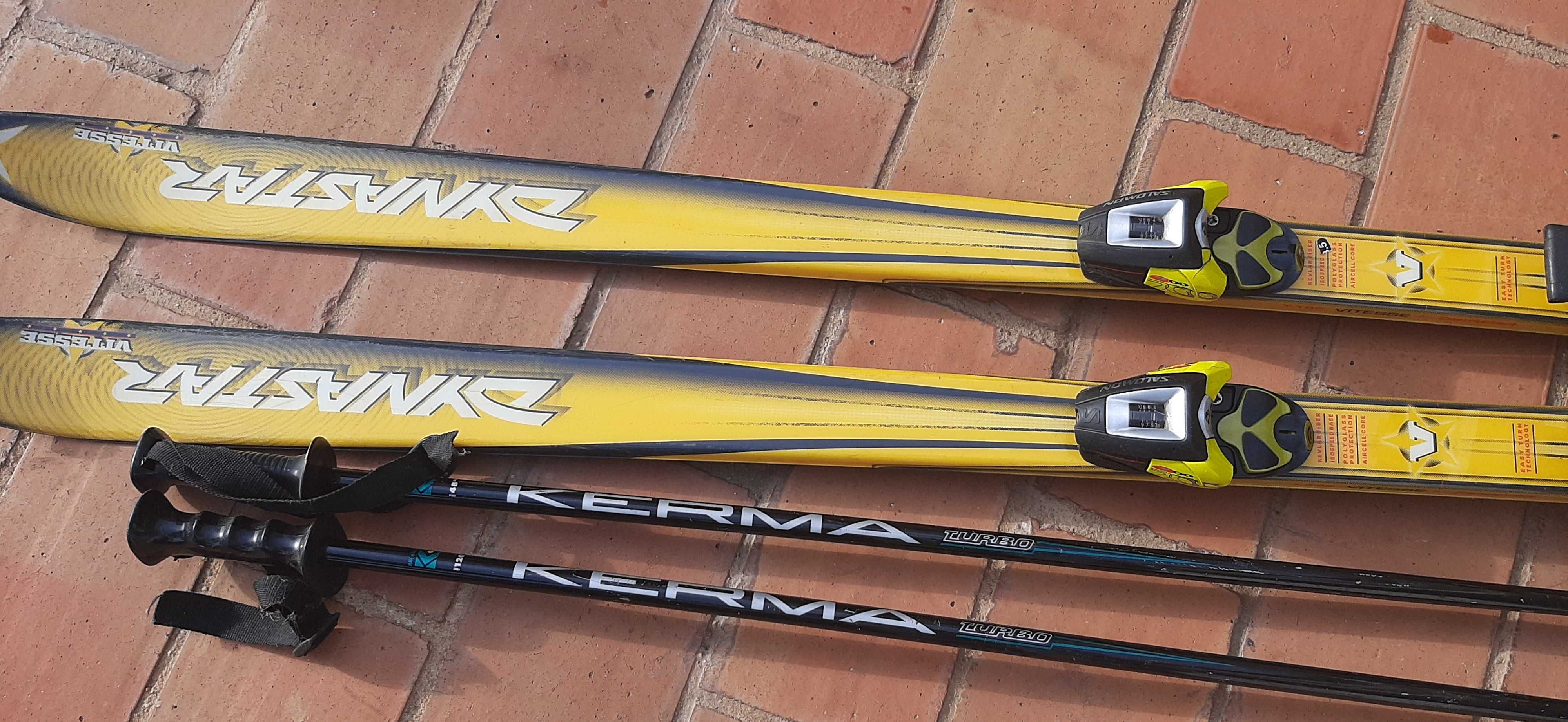 Skis, batons, botas e suporte para carro