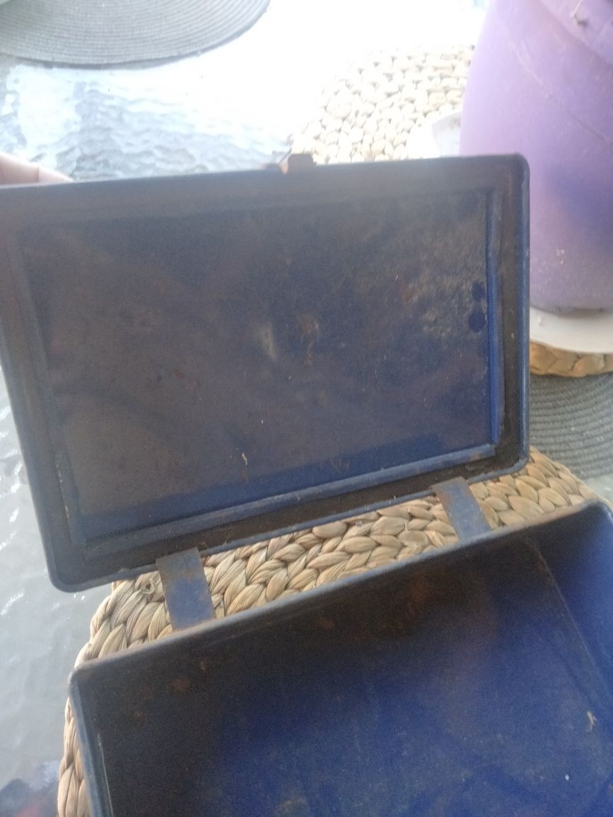 Stara metalowa apteczka