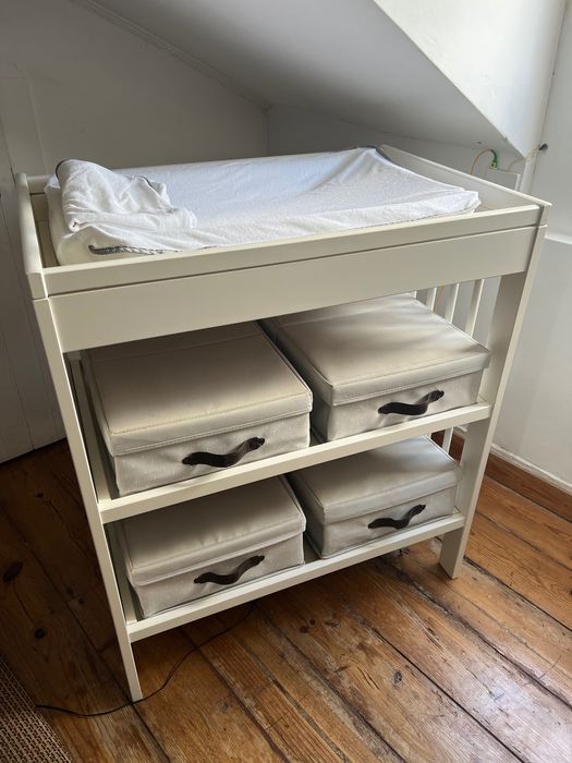 Trocador Gulliver com caixas de arrumo e muda-fraldas com capas