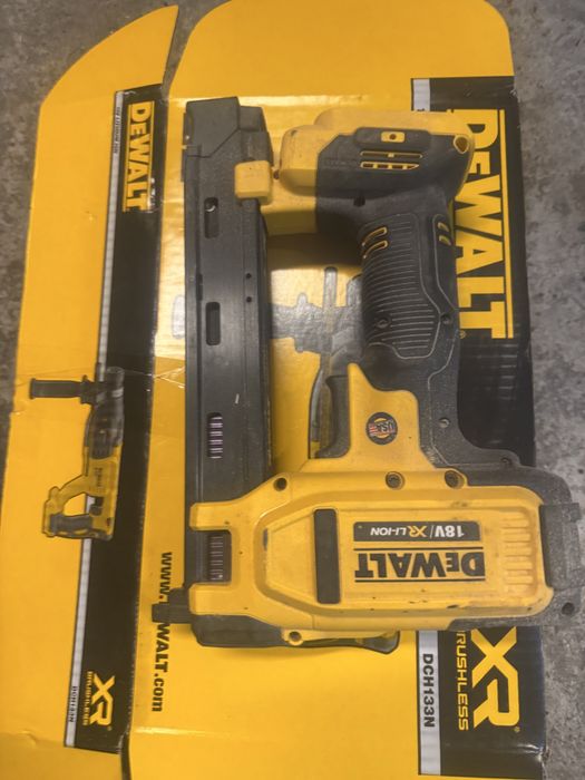 Akumulatorowy zszywacz do kabli dewalt