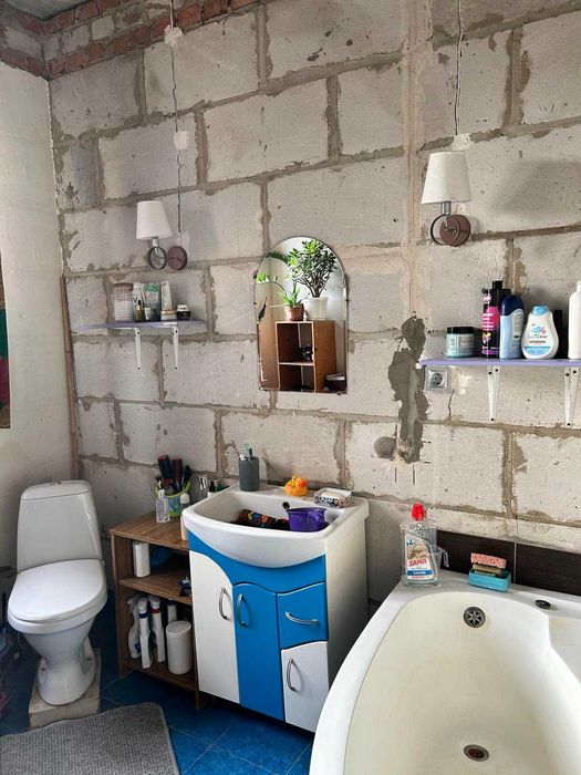 Продам 2х этажный дом в Люботине постройки 2015г.