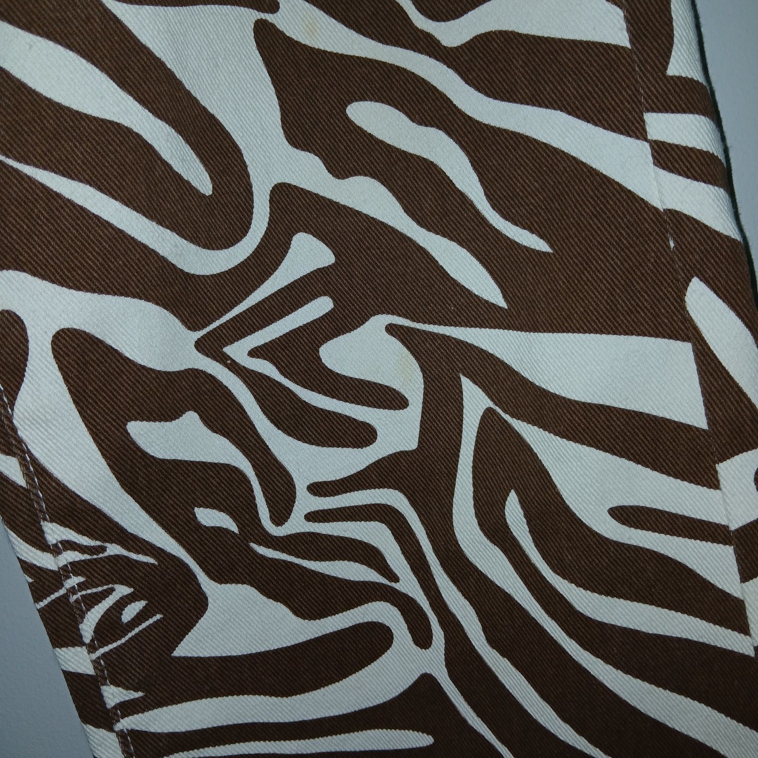 Calças wide-leg com padrão zebra branco e castanho