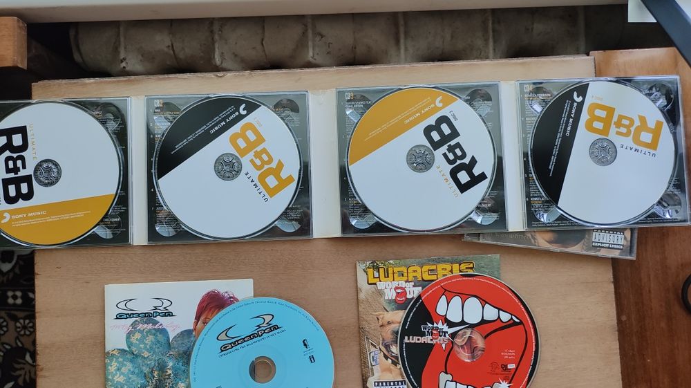 Багато фірмових аудіо CD