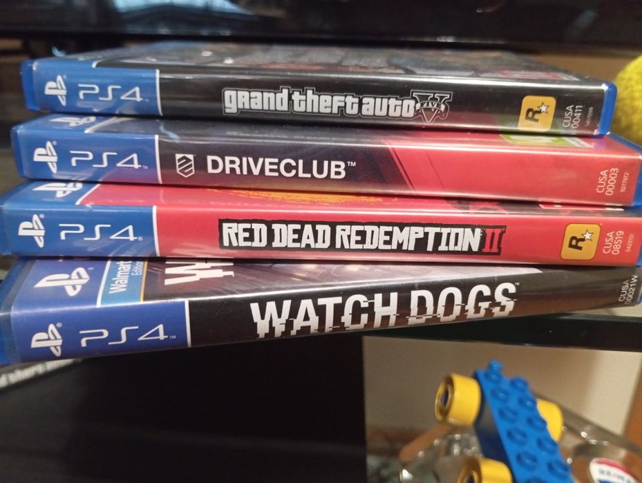 PlayStation 4 - 1TB c/ 5 jogos - 2 comandos