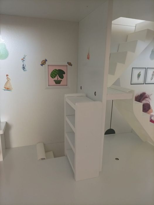 Domek dla lalek drewniany.