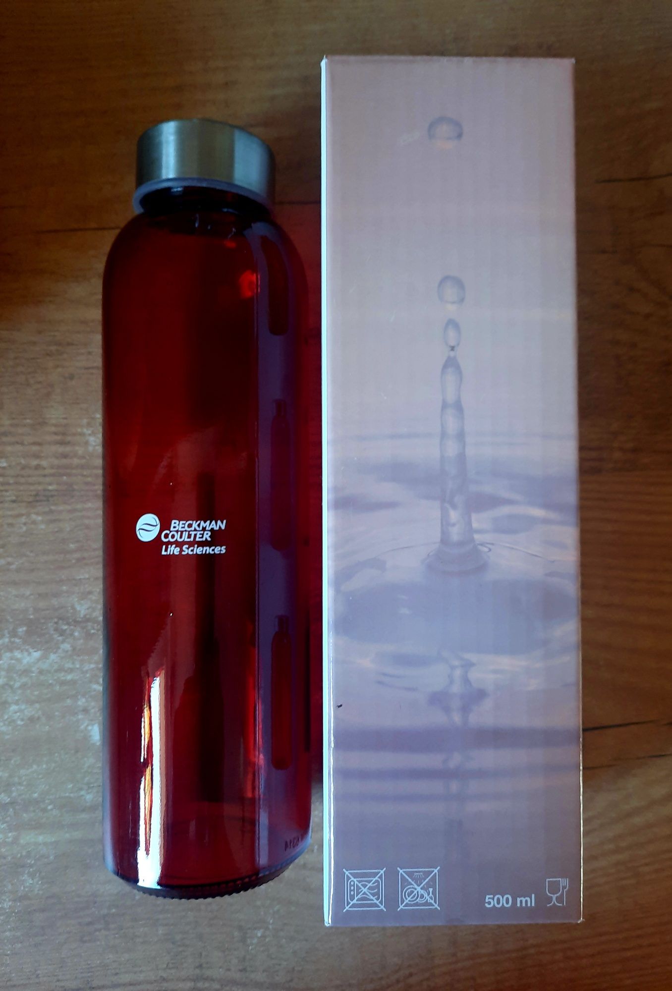 Czerwona, szklana butelka na wodę 500ml