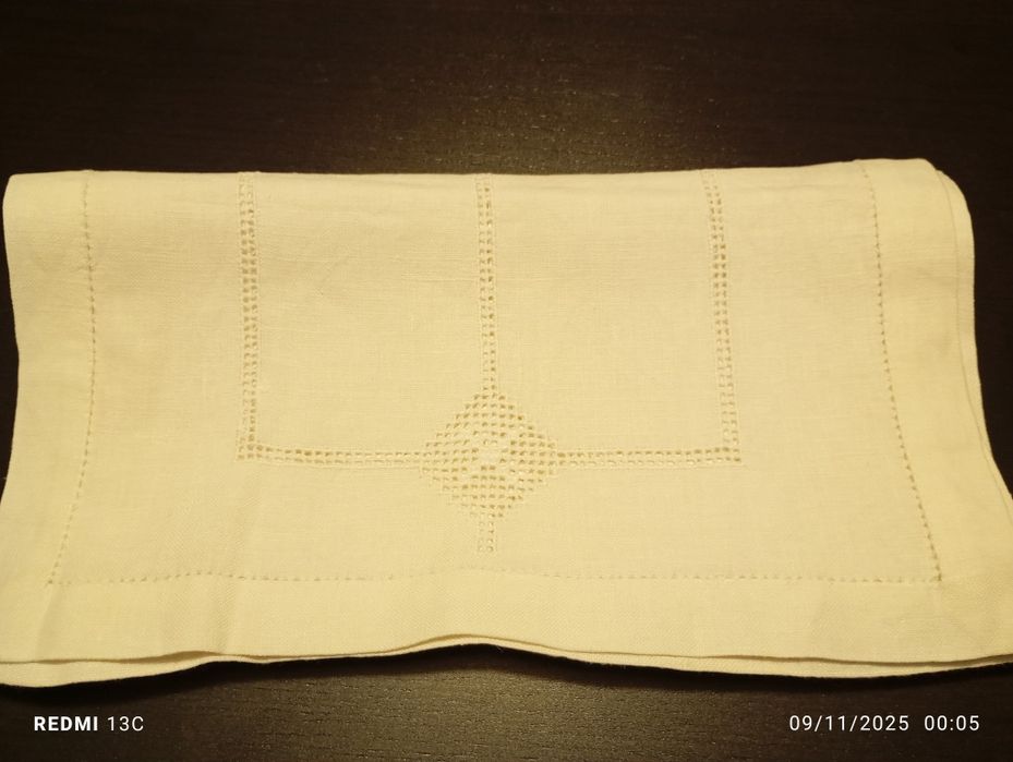 Caminho de mesa bordado