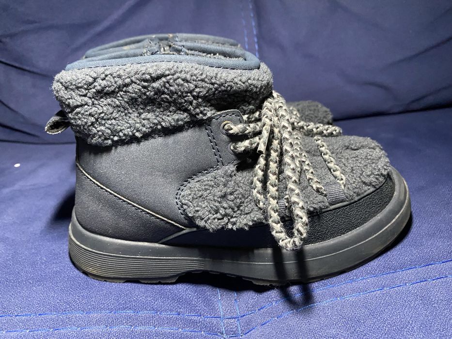 Дитячі ботинки, темно синього кольору.